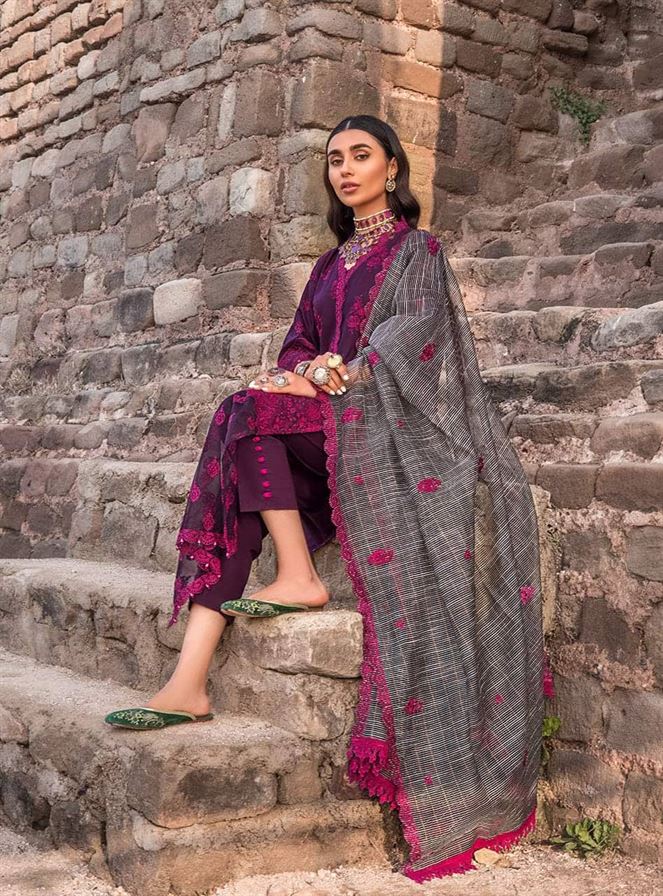 ZAINAB CHOTTANI LUXURY LAWN (HUMRAAZ 9)
