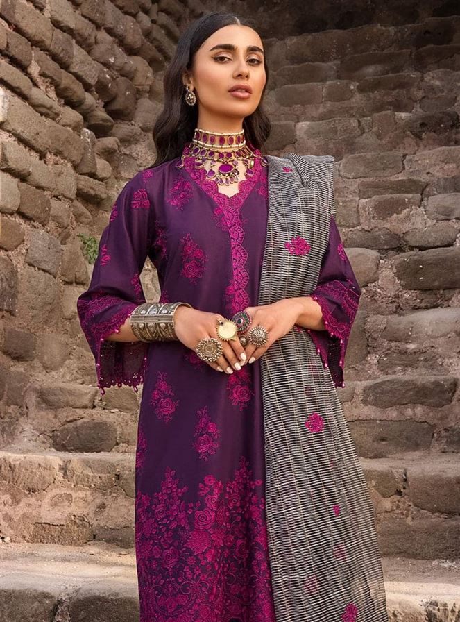 ZAINAB CHOTTANI LUXURY LAWN (HUMRAAZ 9)