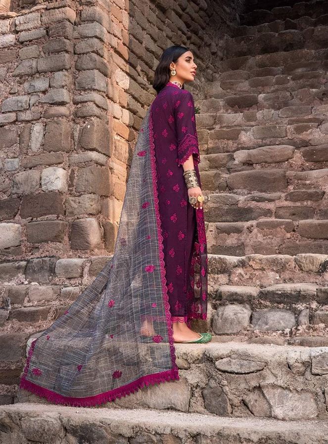 ZAINAB CHOTTANI LUXURY LAWN (HUMRAAZ 9)