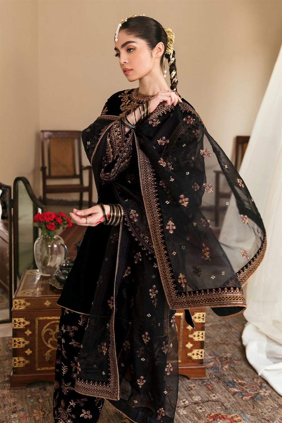 BAROQUE EMBROIDERED VELVET UF-253