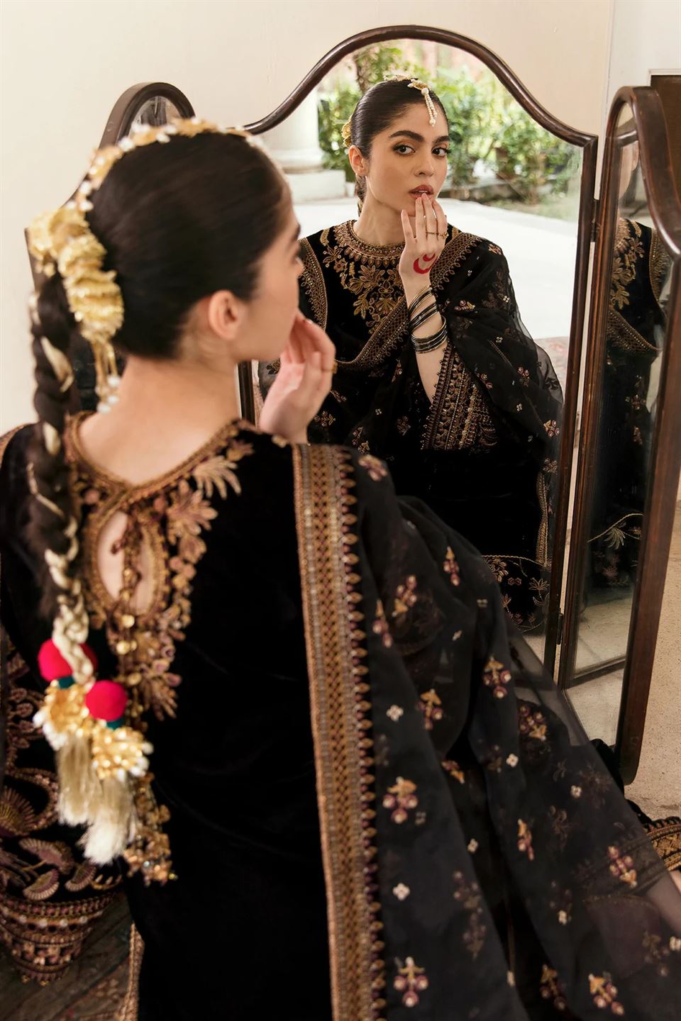 BAROQUE EMBROIDERED VELVET UF-253